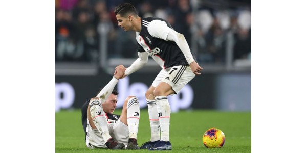 Cristiano Ronaldo jette l'autre côté de l'esprit des gens ordinaires